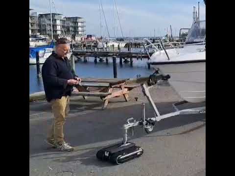 Bådtrailer styres ved havnen