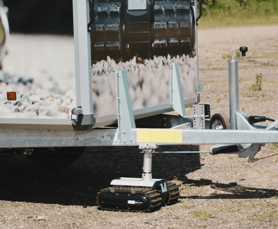 Robot Trolley under en trailer på grusvej